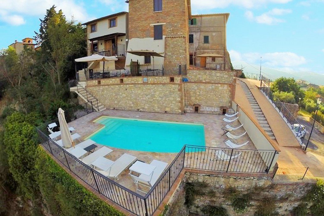 House with pool in Umbria fine finishes