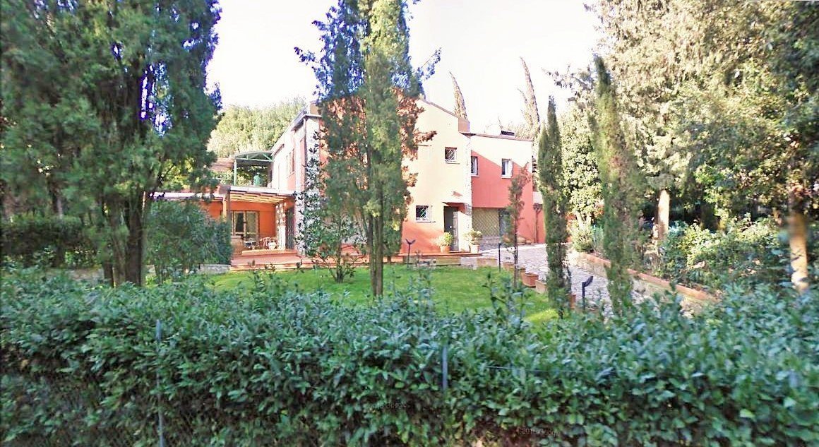 Villa avec piscine à la Trinità finitions précieuses