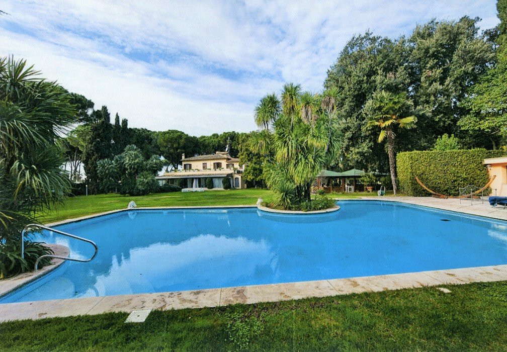 For sale luxury villa in Rome with helipad