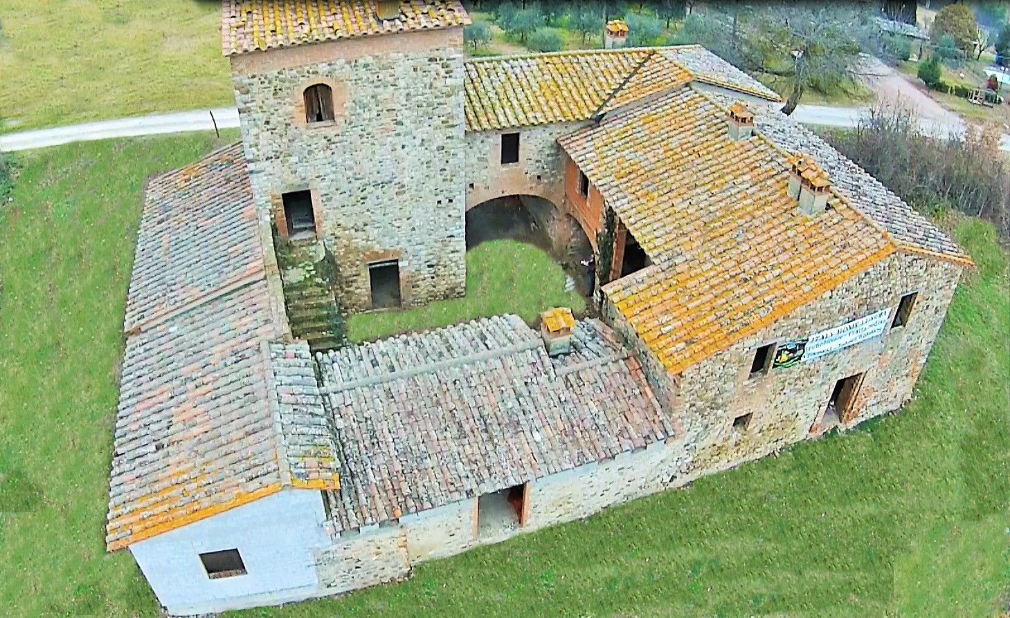 Vendesi borgo in Umbria con antica torre di avvistamento