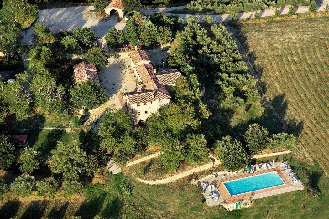 For sale in Todi farmhouse with pool and SPA