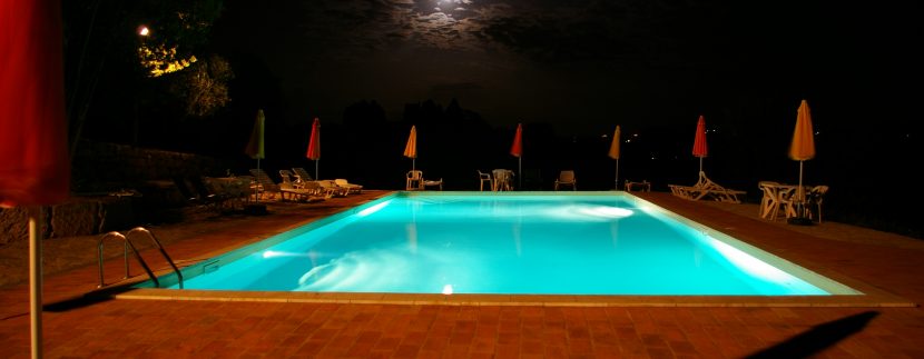 piscina-in-notturna-casale-delle-lucrezie