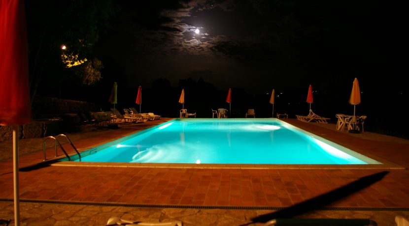 piscina-in-notturna-casale-delle-lucrezie