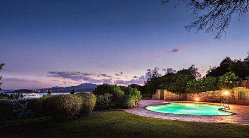 villa in vendita con piscina a Porto Cervo
