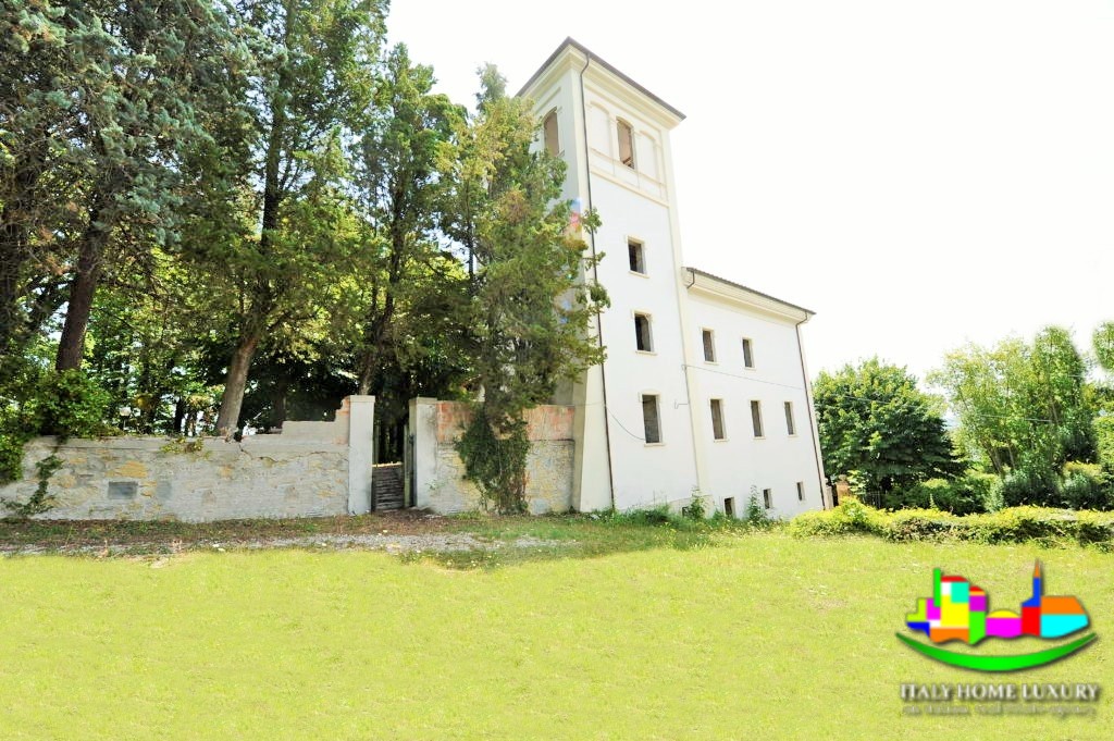 Villa for sale in Gubbio with estate